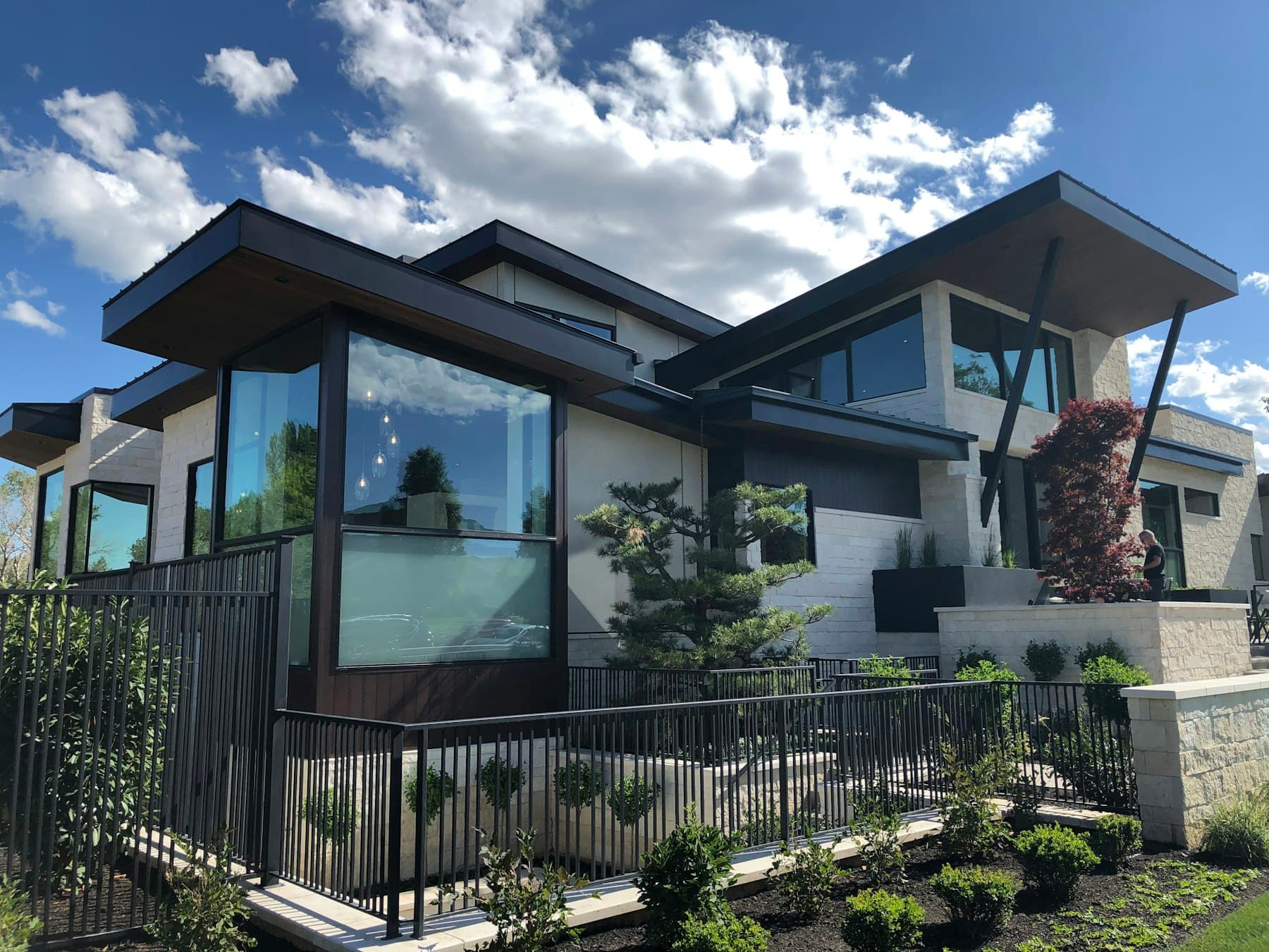 Maison contemporaine avec grandes baies vitrées et pergola