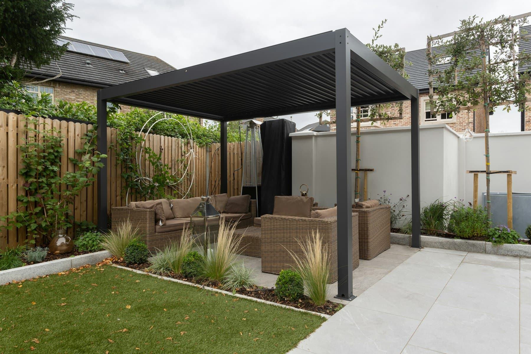 Pergola bioclimatique aluminium sur une terrasse aménagée