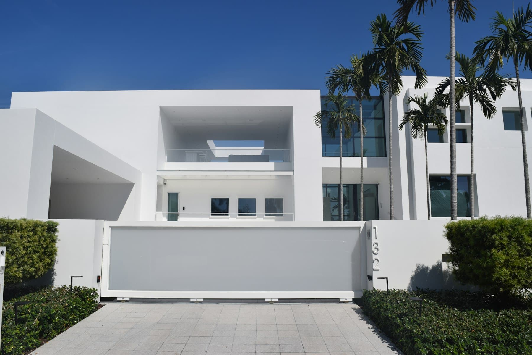 Portail coulissant gris devant une maison contemporaine