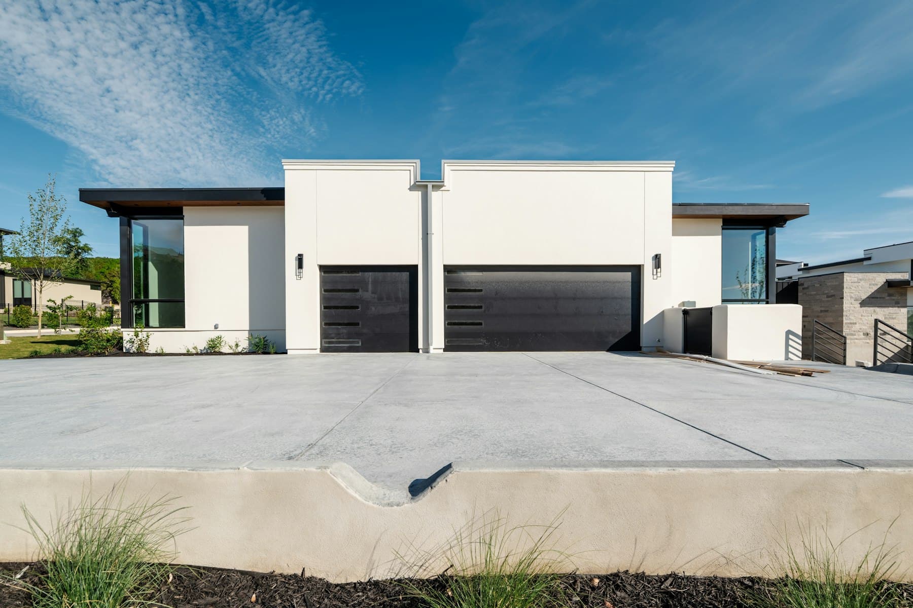 Portes de garage anthracite sur une maison moderne
