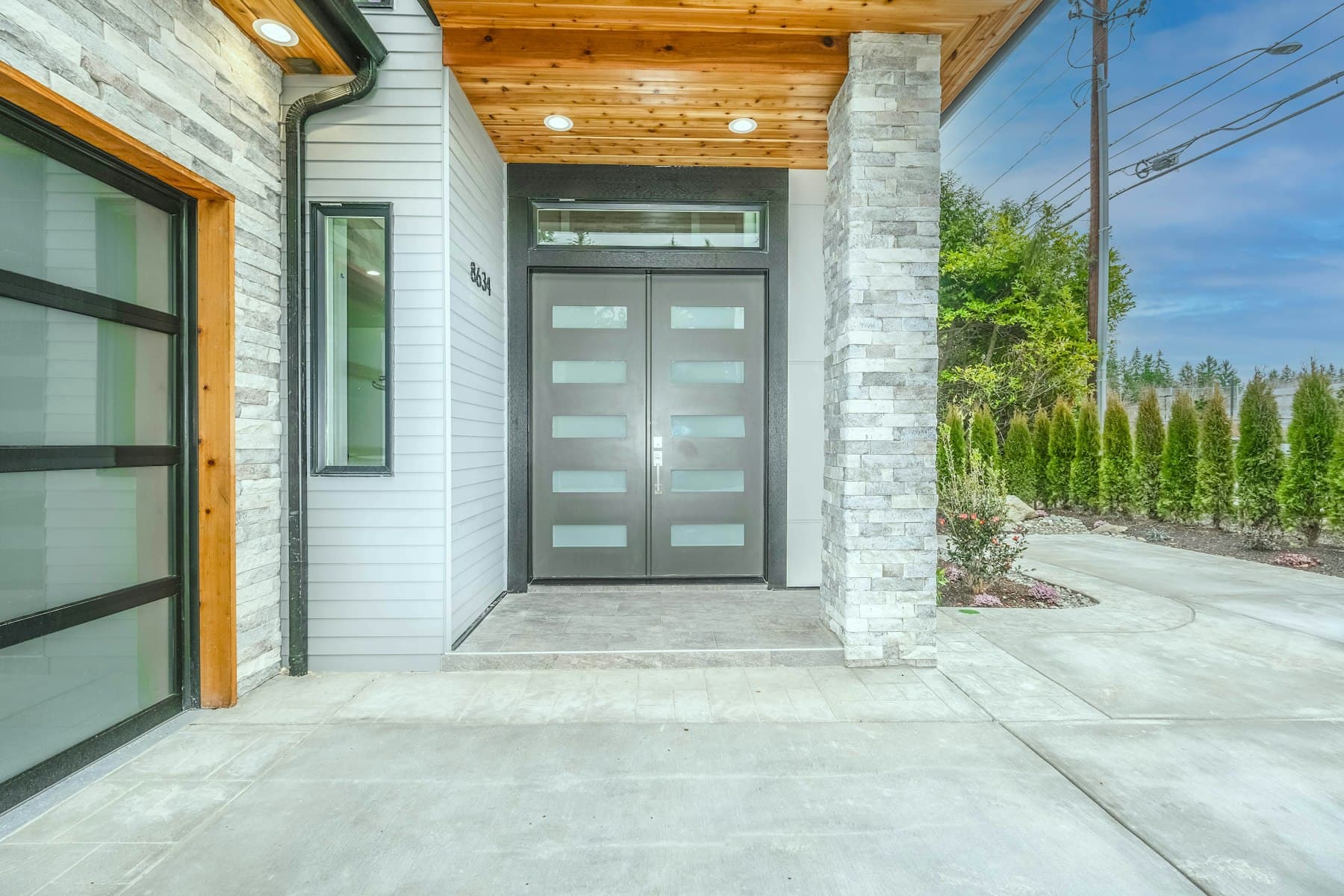 Porte d'entrée double vantaux sur une maison moderne