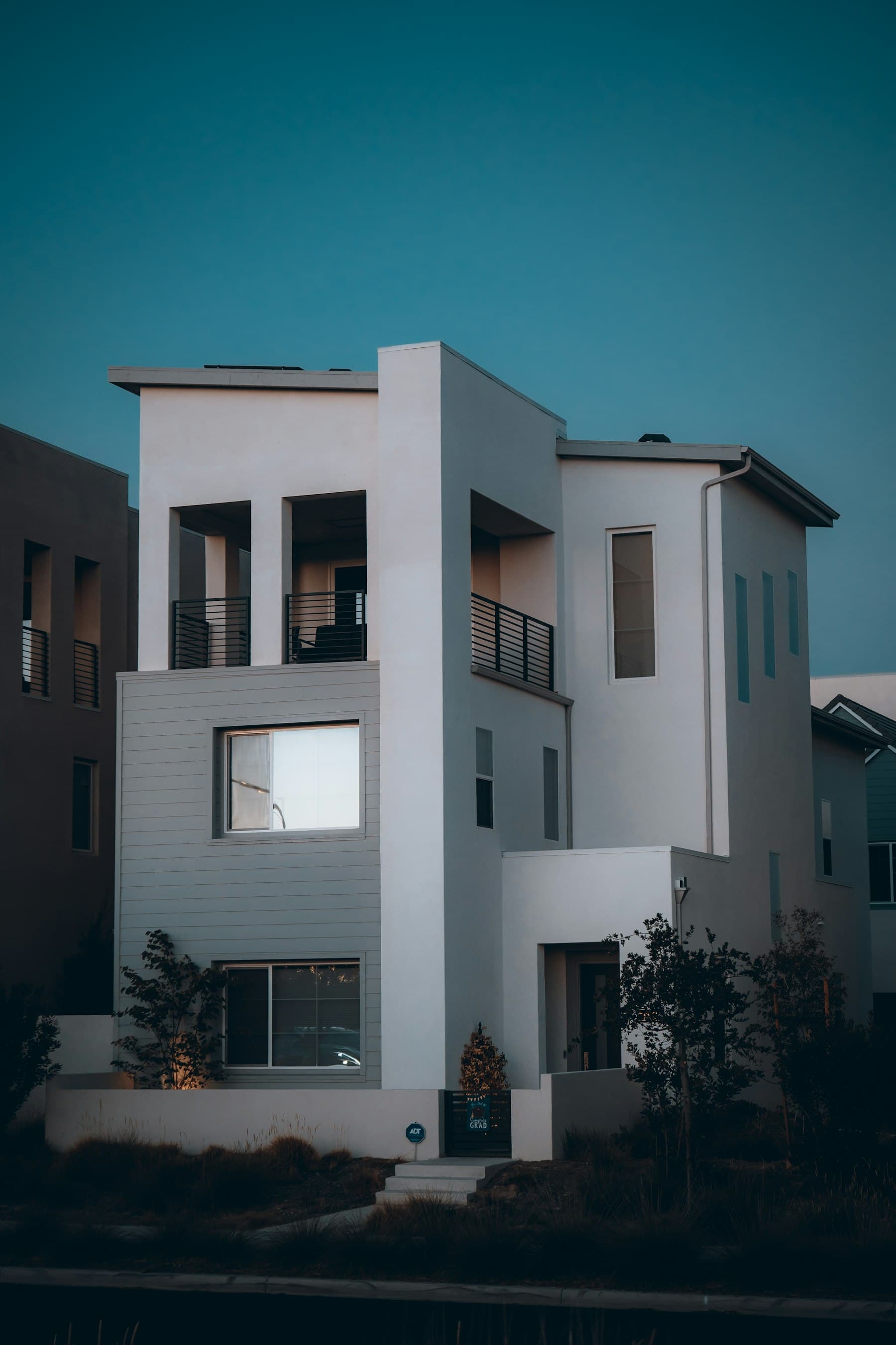 Façade moderne avec larges fenêtres et volets